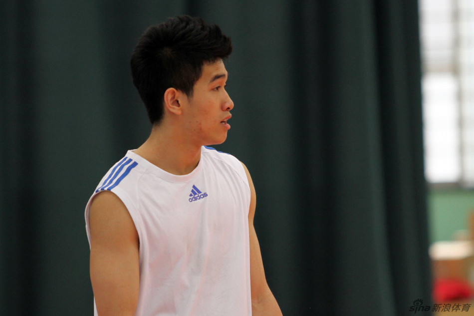 耿鑫被球砸到头部 支持   键翻阅图片 列表查看 大图 全屏观看 6 / 39