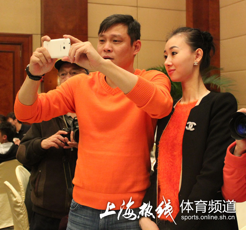 女友比自己小18岁,张梦瑾出生于1986年,身高1米73,是上海芭蕾舞团的