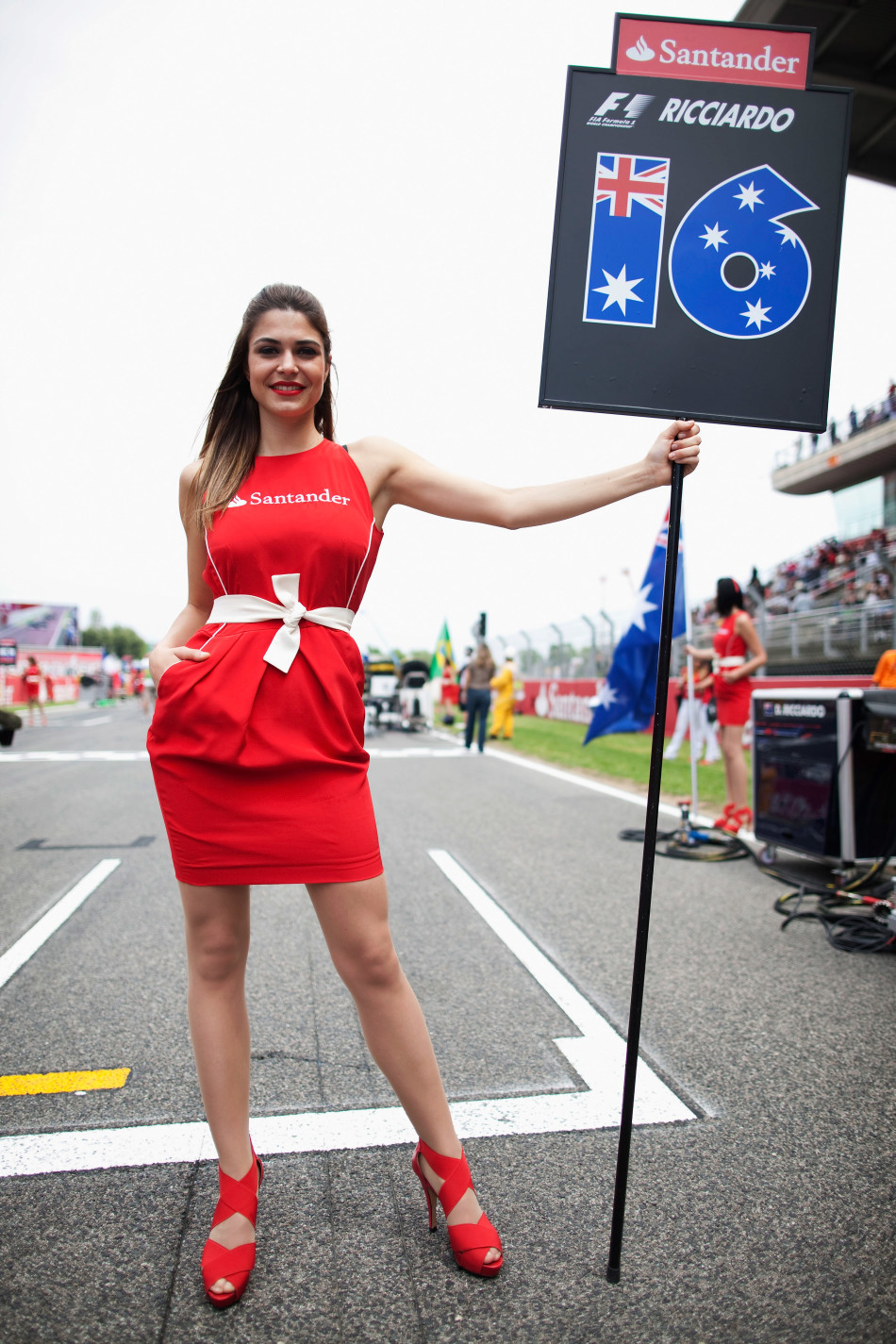 本周末f1西班牙大奖赛揭幕,一起领略下过往各届巴塞罗那赛车女郎们的