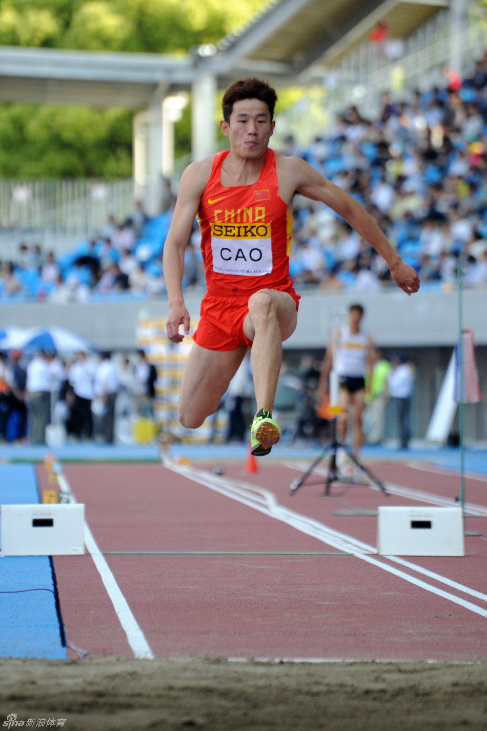 张国伟在男子跳高比赛中