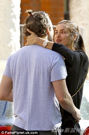 c罗旧爱伊莲娜与新欢当街热吻缠绵