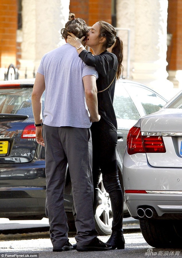 近日,与c罗分手后,伊莲娜与好莱坞男星布拉德利-库珀擦出火花,二人在