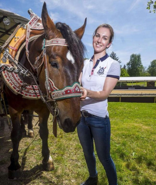 妻子马术赛首秀夺金 穆勒温馨陪伴_高清图集_新浪网