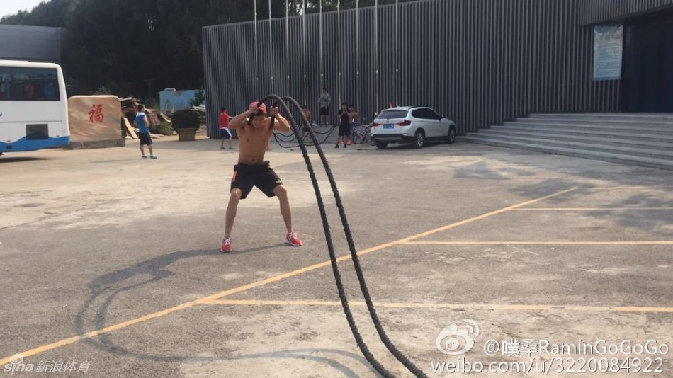 孙杨海埂赤膊练体能