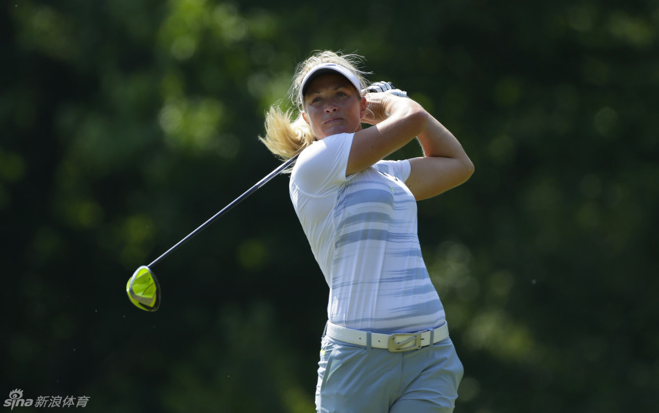 13 / 13 法国高尔夫女将珀莱恩-德拉库尔在新人艾莉森-李于16号洞,17