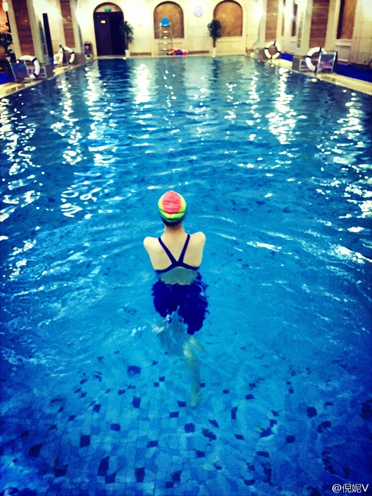 倪妮游泳