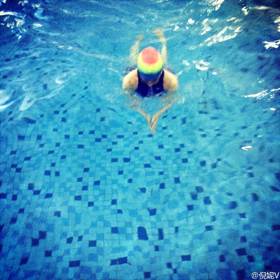 近日,女星倪妮在微博中晒出了自己游泳时的照片,身姿曼妙.