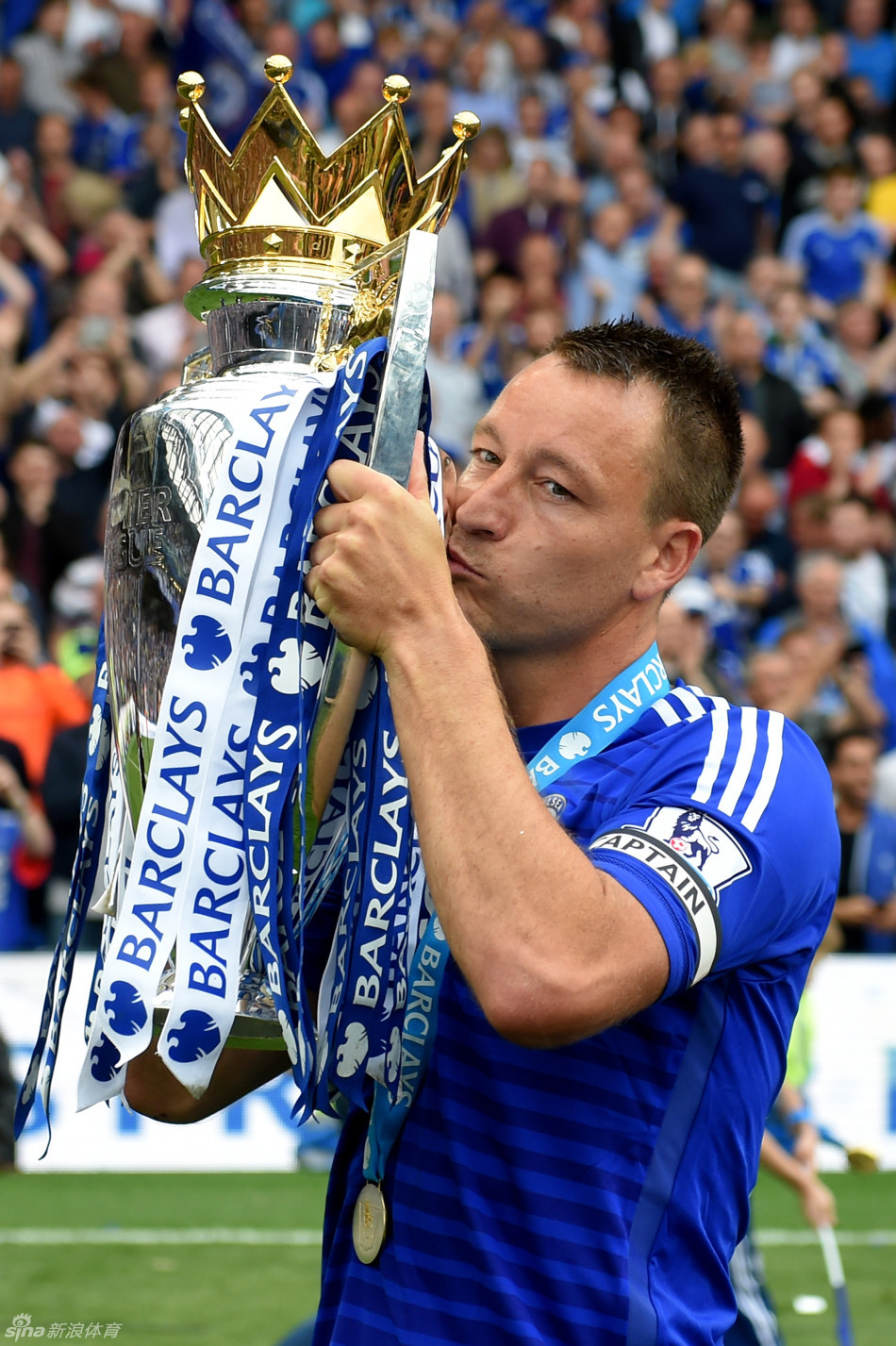 英超2014-15赛季落下大幕,切尔西在主场斯坦福桥球场捧起了冠军奖杯