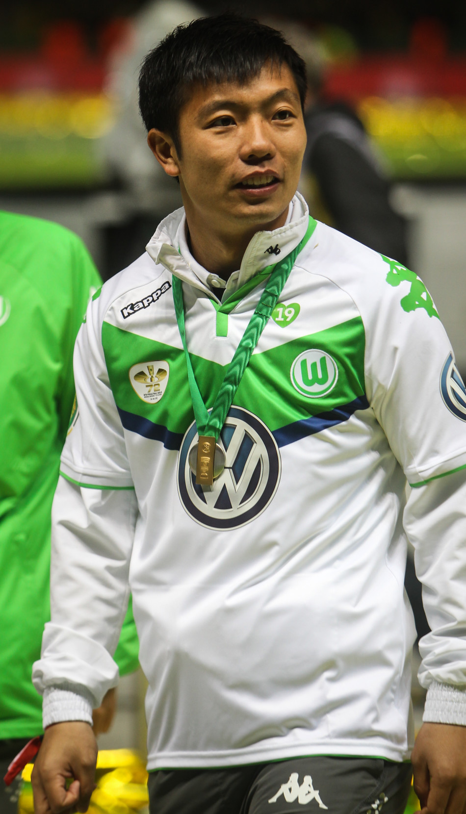 张稀哲挂奖牌庆祝狼堡夺冠|图