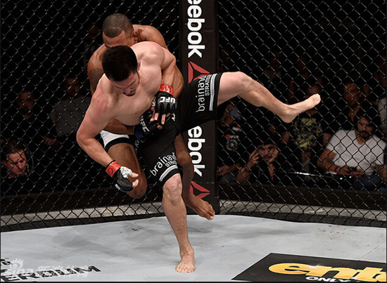 ufc fight night 67康迪特肘击终结斗牛犬_高清图集_新浪网