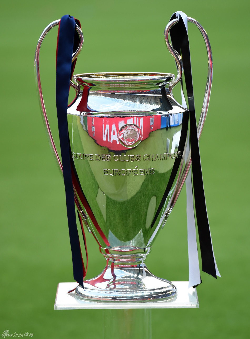 欧冠奖杯静待胜者