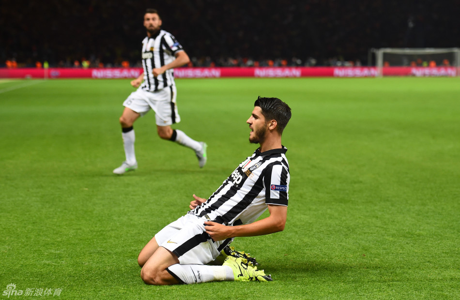 莫拉塔滑跪庆祝