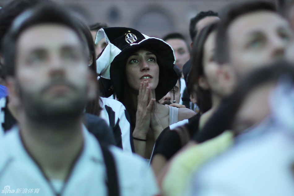 美女点缀欧冠决赛场_高清图集_新浪网