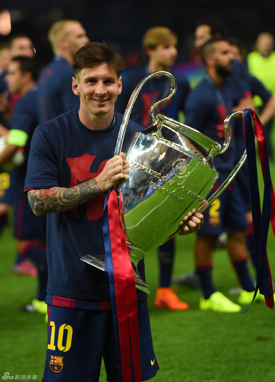 梅西手捧奖杯