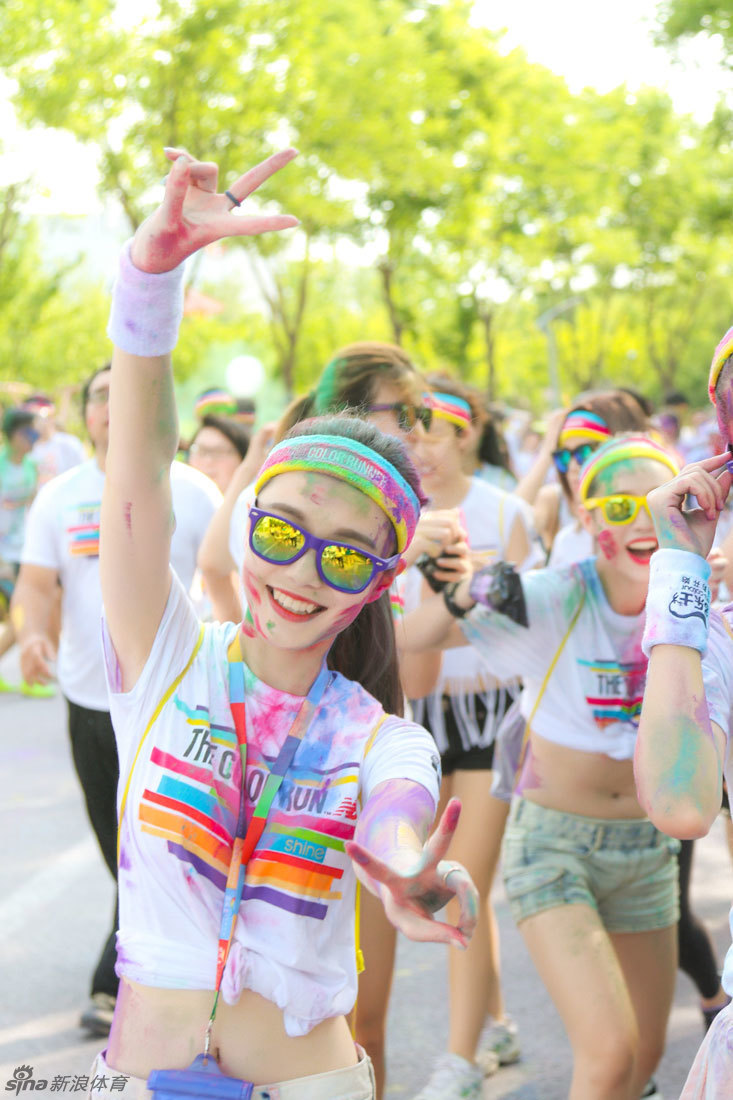 彩色跑大长腿美女玩出彩