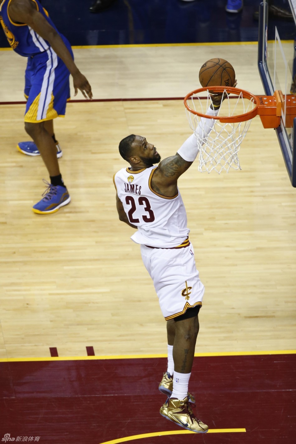 詹姆斯2年4697万续约骑士