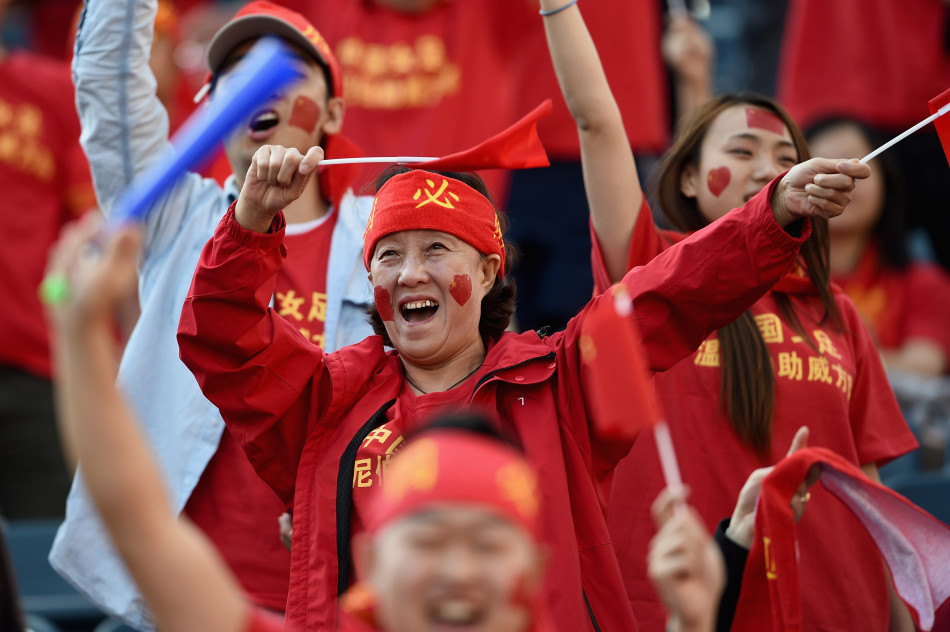中国球迷场边激情助阵女足_高清图集_新浪网