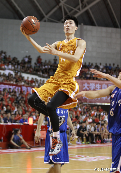 华侨核心张翰奇拿下全场最高的24分,刘俊峰19分,民航谷玥灼22分,孙