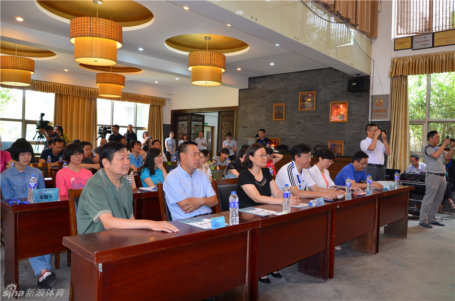 无锡市体育局局长陆惠玲开琪