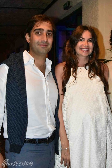 托蒂性感娇妻坐大腿