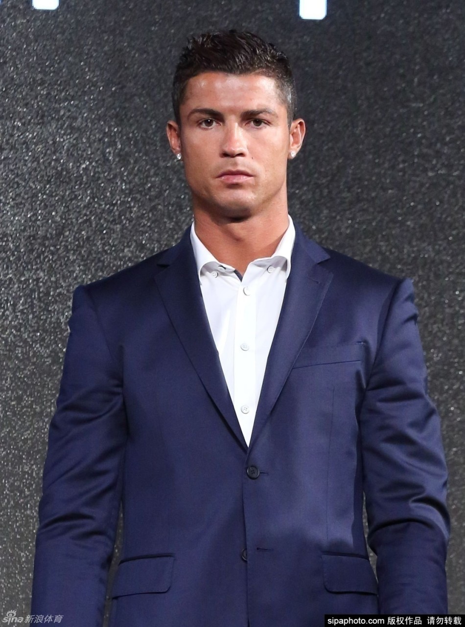 c罗现身东京遭女粉丝拥吻