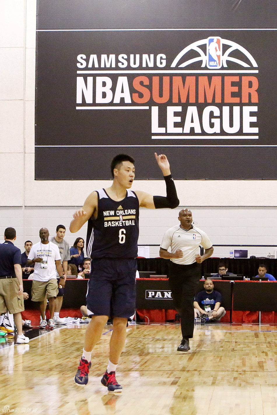 贺天举nba夏赛次战4分3板_高清图集_新浪网