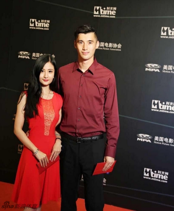 耿晓峰携娇妻出席活动_高清图集_新浪网