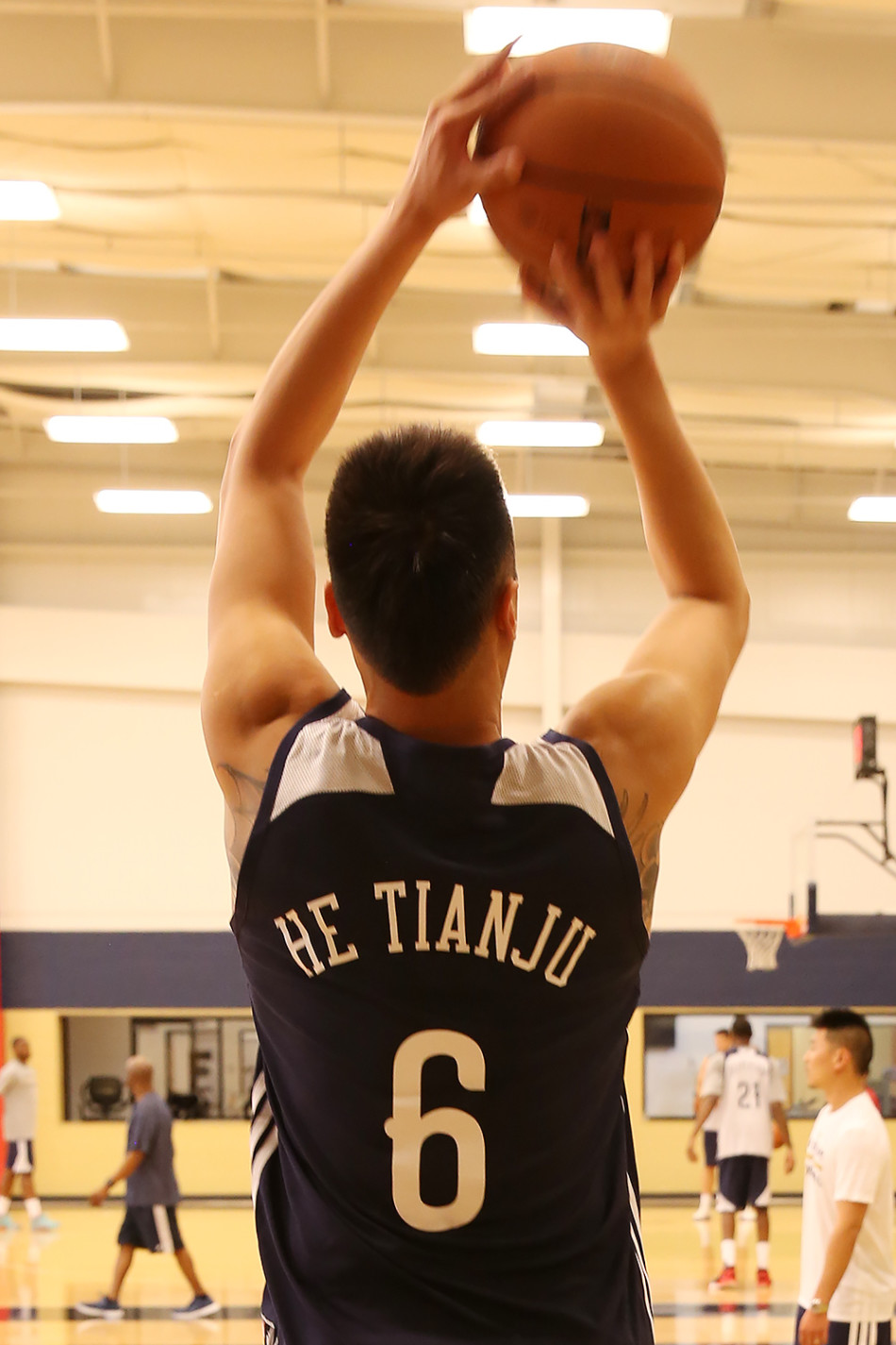 贺天举参加鹈鹕队合练