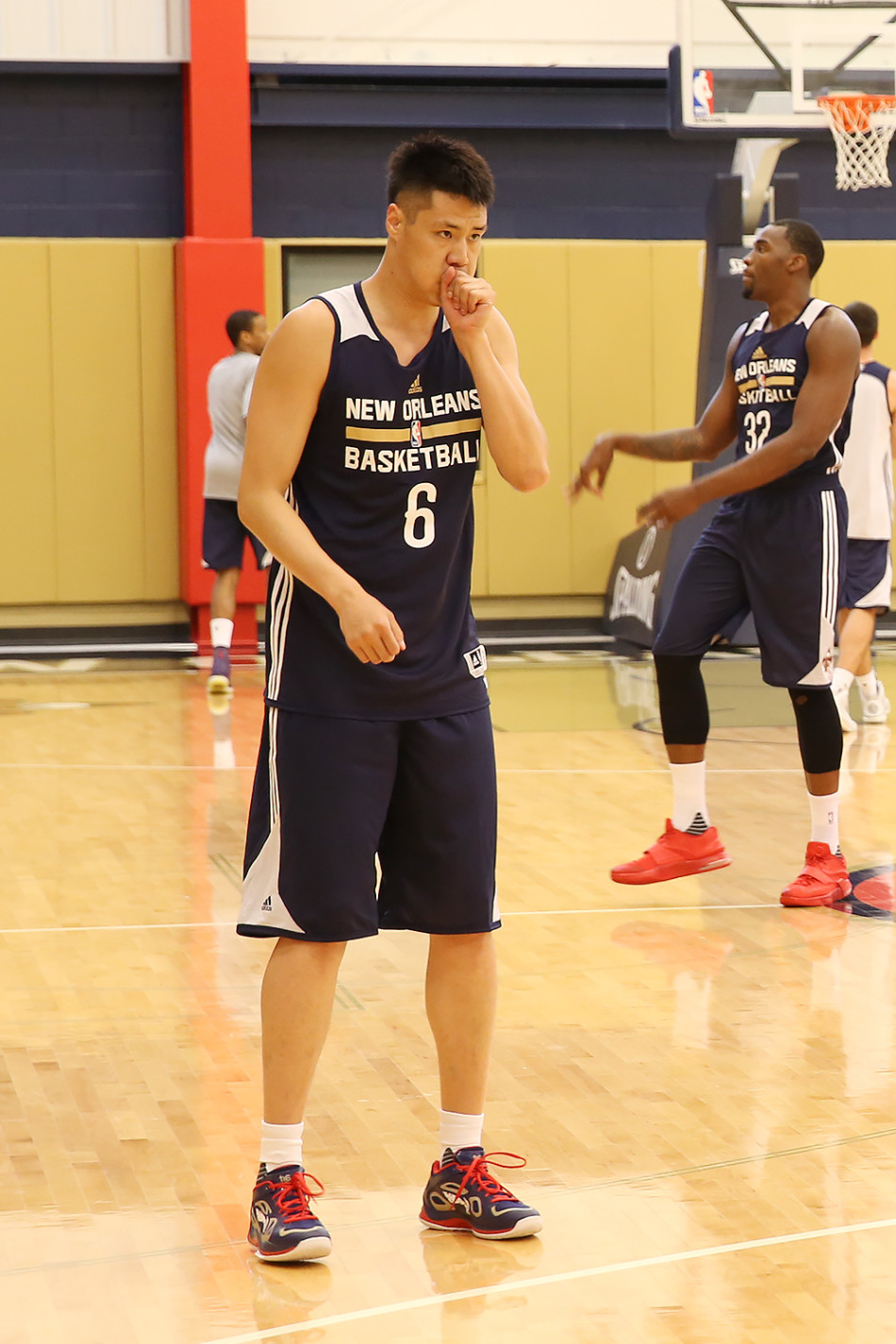 贺天举参加鹈鹕队合练_高清图集_新浪网