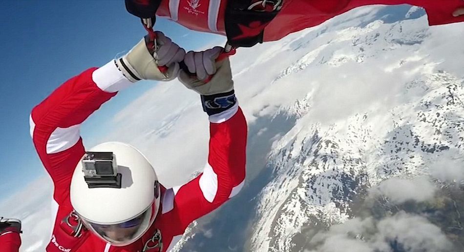 极限运动员与队友表演空中接力特技