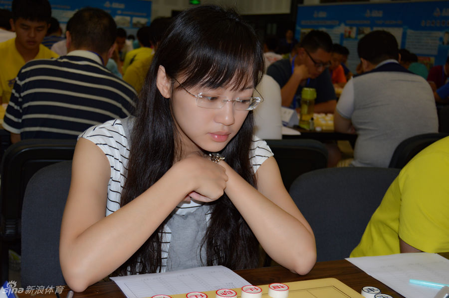 象棋女神时凤兰出战