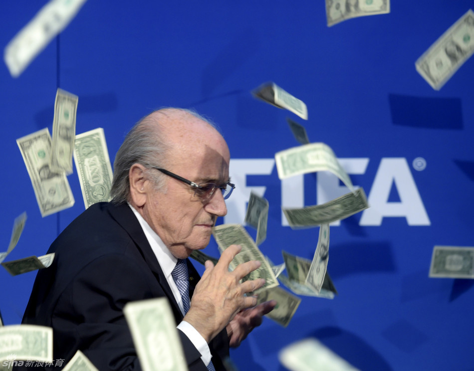 fifa执委会布拉特被扔钞票 (/13)