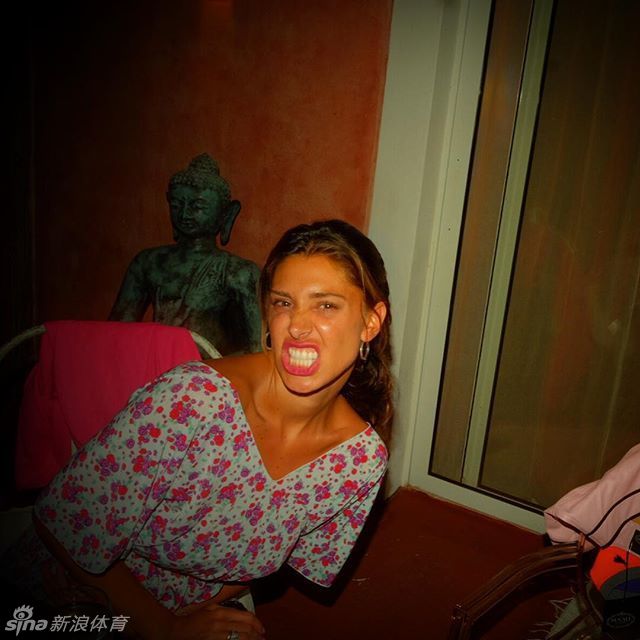 近日,意甲教母贝伦一组最新性感私照曝光,热辣撩人.