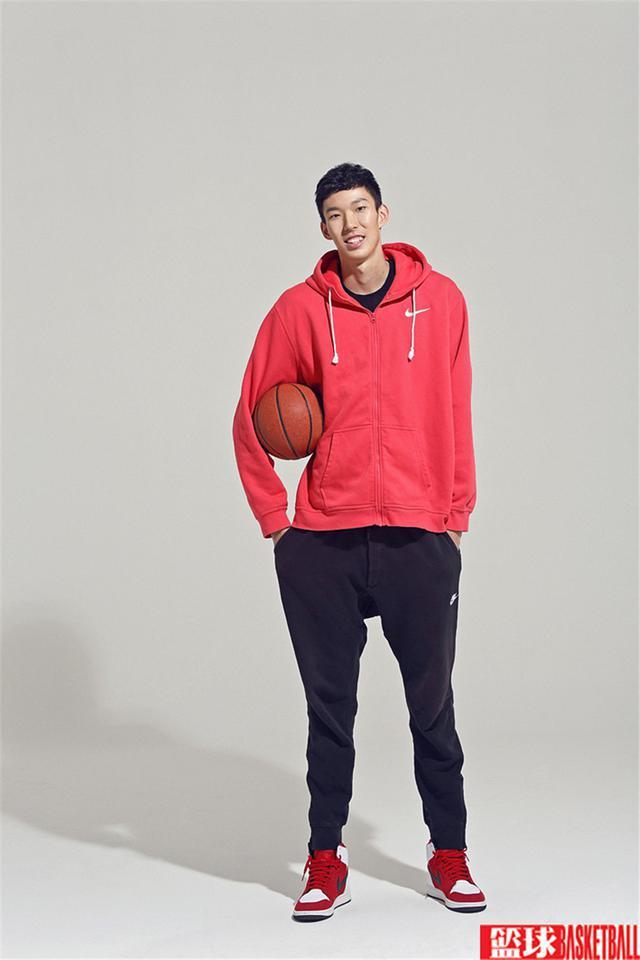 近日,中国男篮内线新星周琦拍摄了一组个人写真.