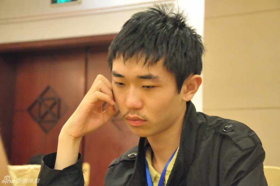 进行,本轮共有46位初段出战,五段组保持不败的安冬旭与陶欣然狭路相逢