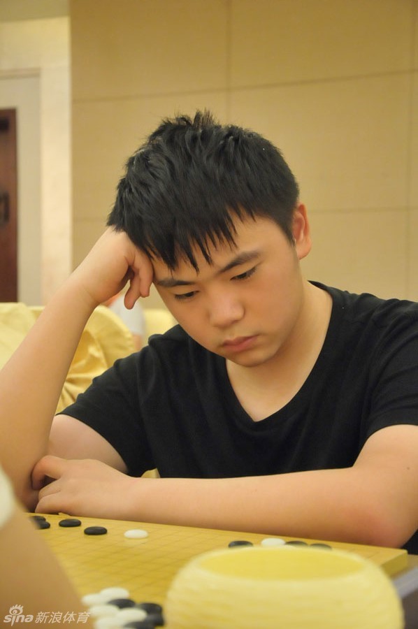 进行,本轮共有46位初段出战,五段组保持不败的安冬旭与陶欣然狭路相逢