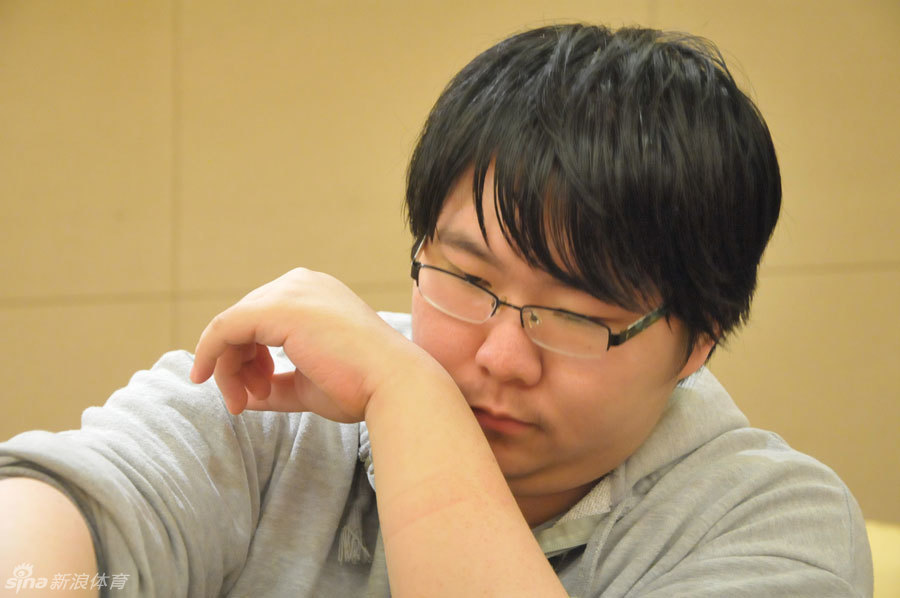 进行,本轮共有46位初段出战,五段组保持不败的安冬旭与陶欣然狭路相逢