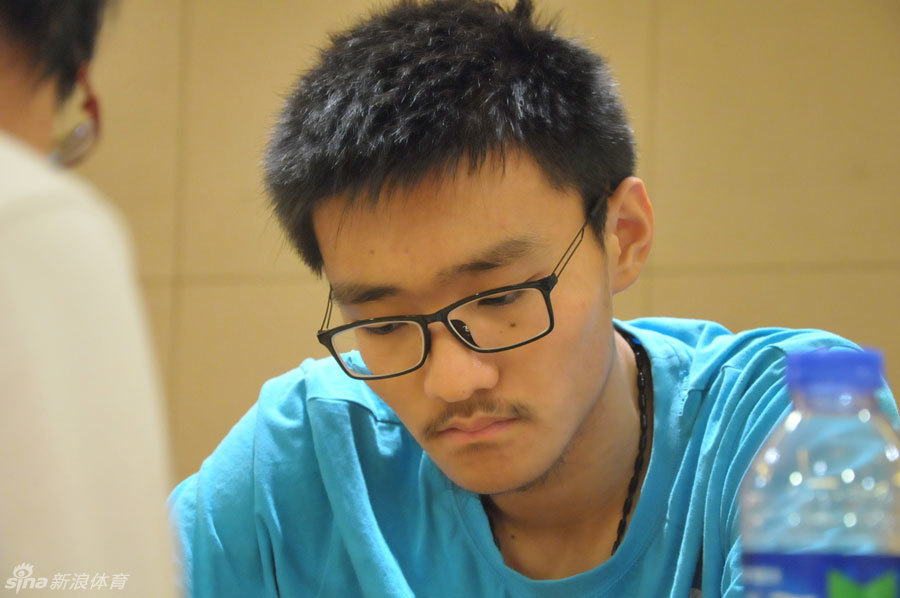 进行,本轮共有46位初段出战,五段组保持不败的安冬旭与陶欣然狭路相逢