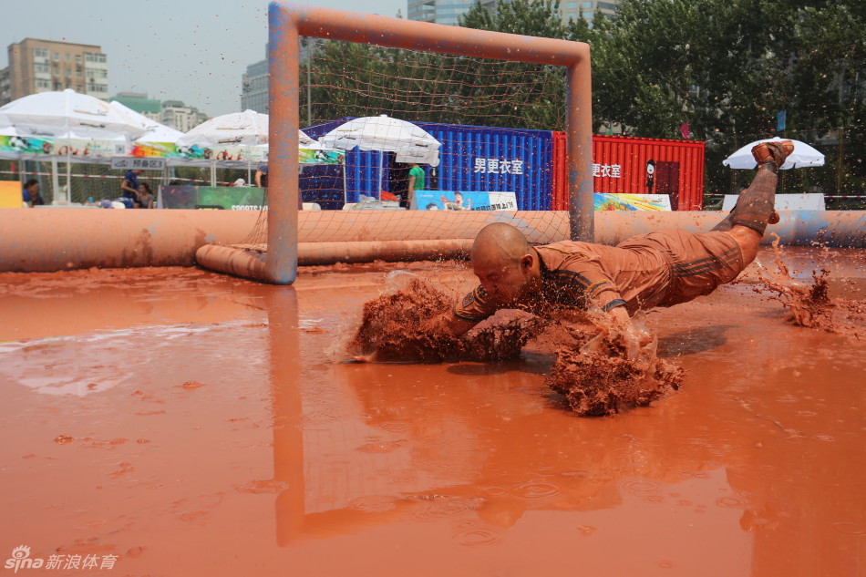 酣畅淋漓的泥浆足球赛_高清图集_新浪网