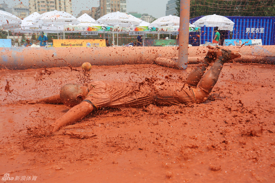 酣畅淋漓的泥浆足球赛
