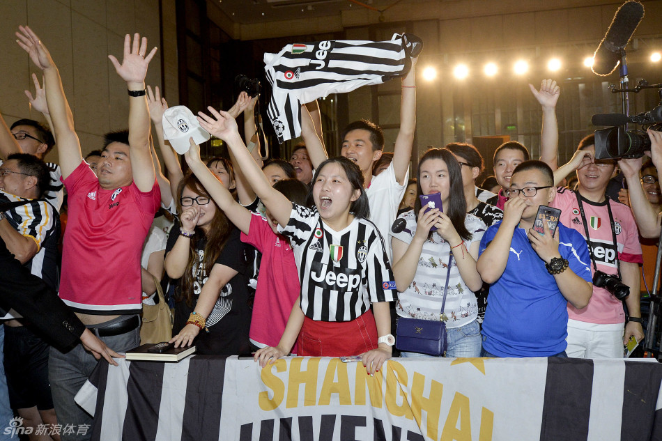 的尤文图斯俱乐部举办了中国球迷见面会,现场与中国的粉丝进行了互动