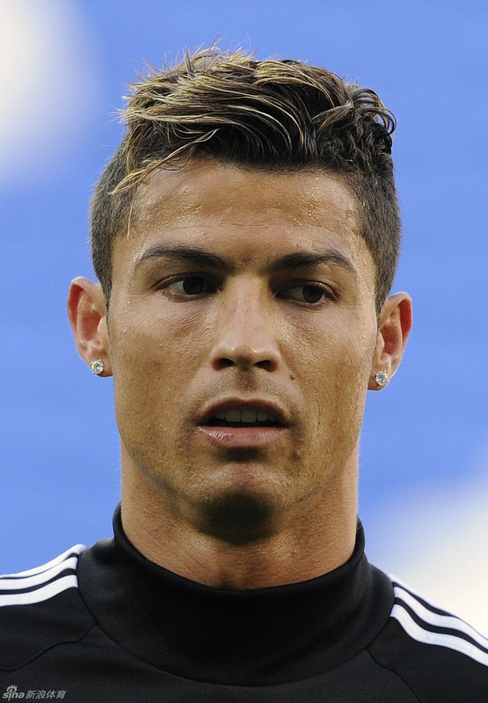 近日,《阿斯报》盘点了c罗曾经使用过的各种发型.