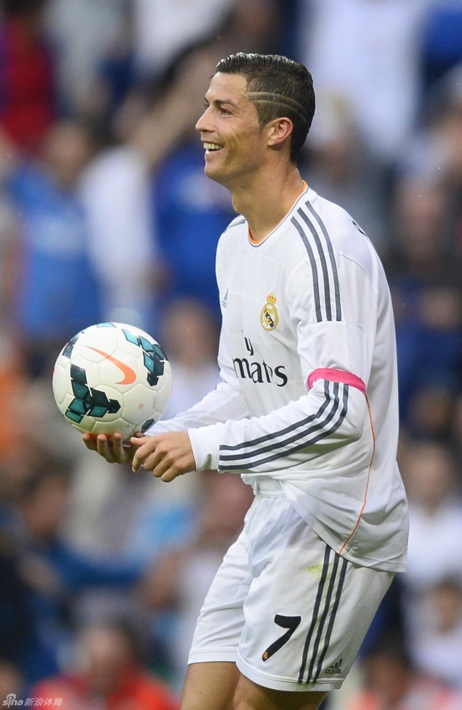 近日,《阿斯报》盘点了c罗曾经使用过的各种发型.