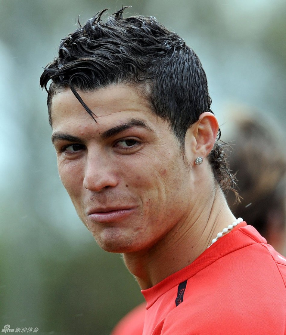 近日,《阿斯报》盘点了c罗曾经使用过的各种发型.