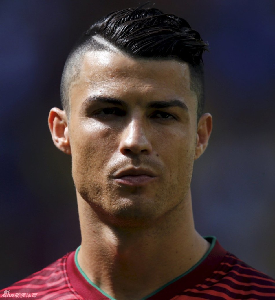 近日,《阿斯报》盘点了c罗曾经使用过的各种发型.