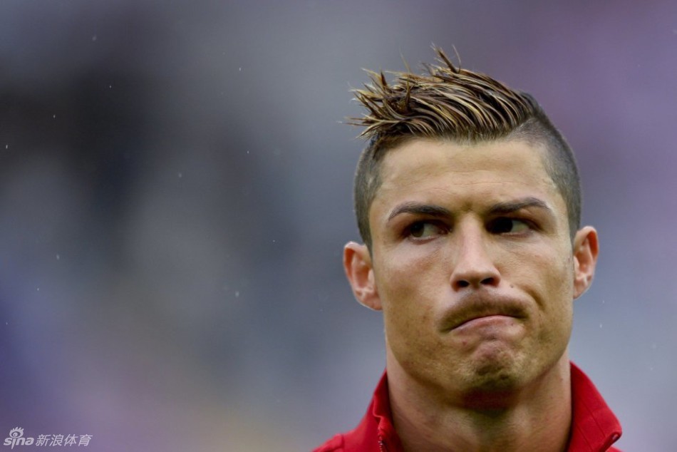 近日,《阿斯报》盘点了c罗曾经使用过的各种发型.