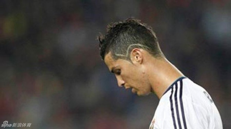 近日,《阿斯报》盘点了c罗曾经使用过的各种发型.