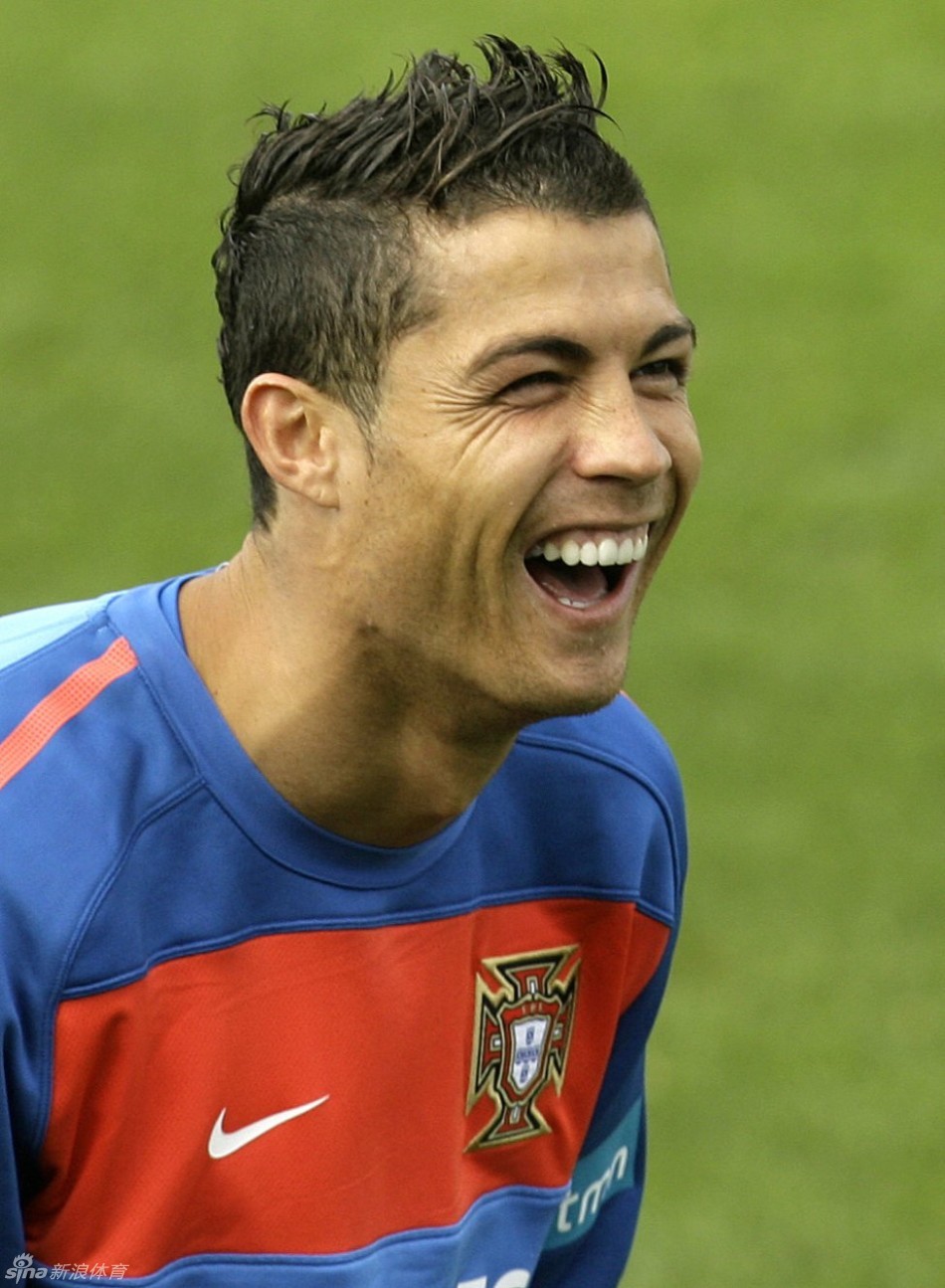 c罗的百变发型 1/37                     皇马球星c罗从出道至今一直