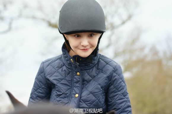 郑爽骑马装女神范儿十足_高清图集_新浪网