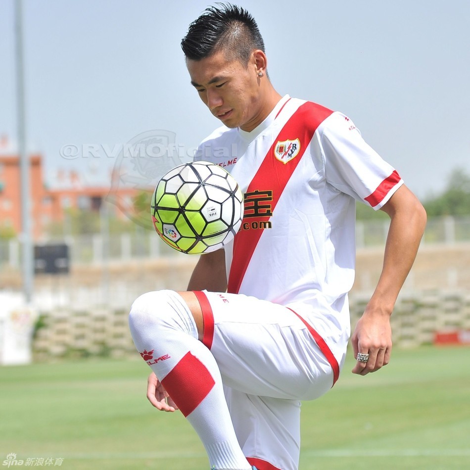 北京时间8月7日,中国球员张呈栋跟随新东家巴列卡诺亮相西班牙马德里.